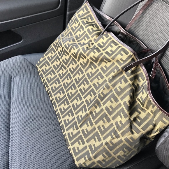 ❤️SOLD❤️ Authentic Fendi Zucca Canvas Tote - Picture 3 of 12